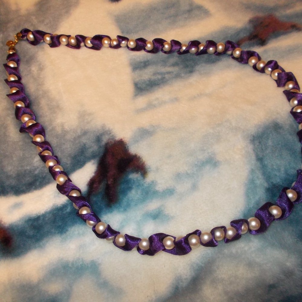 EUC,  off white pearl & purple necklace 19.5"